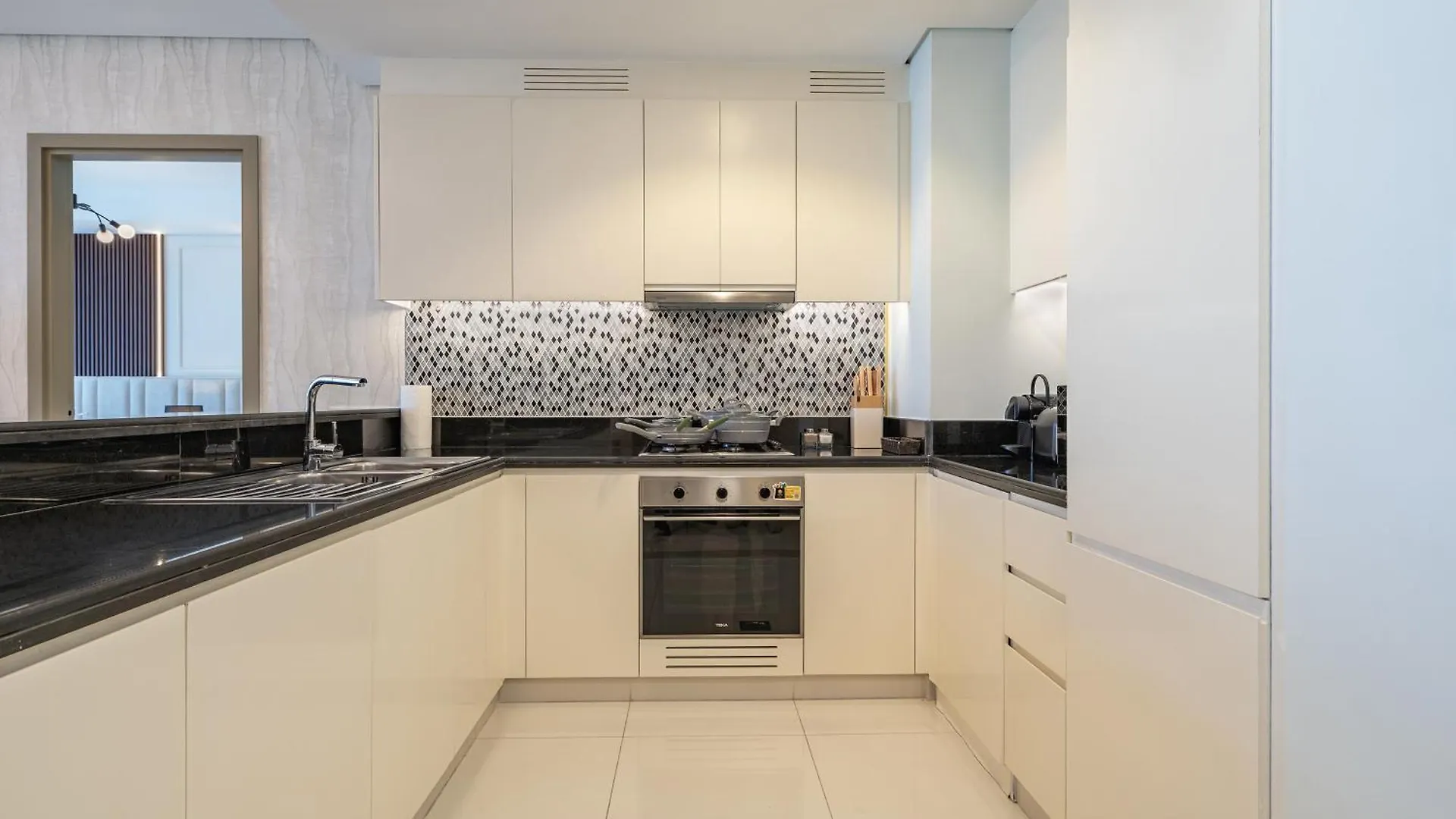 3 Bedroom - Pool Access - 7 Mins To Dubai Mall - Sun Set View 0*,  United Arab Emirates
