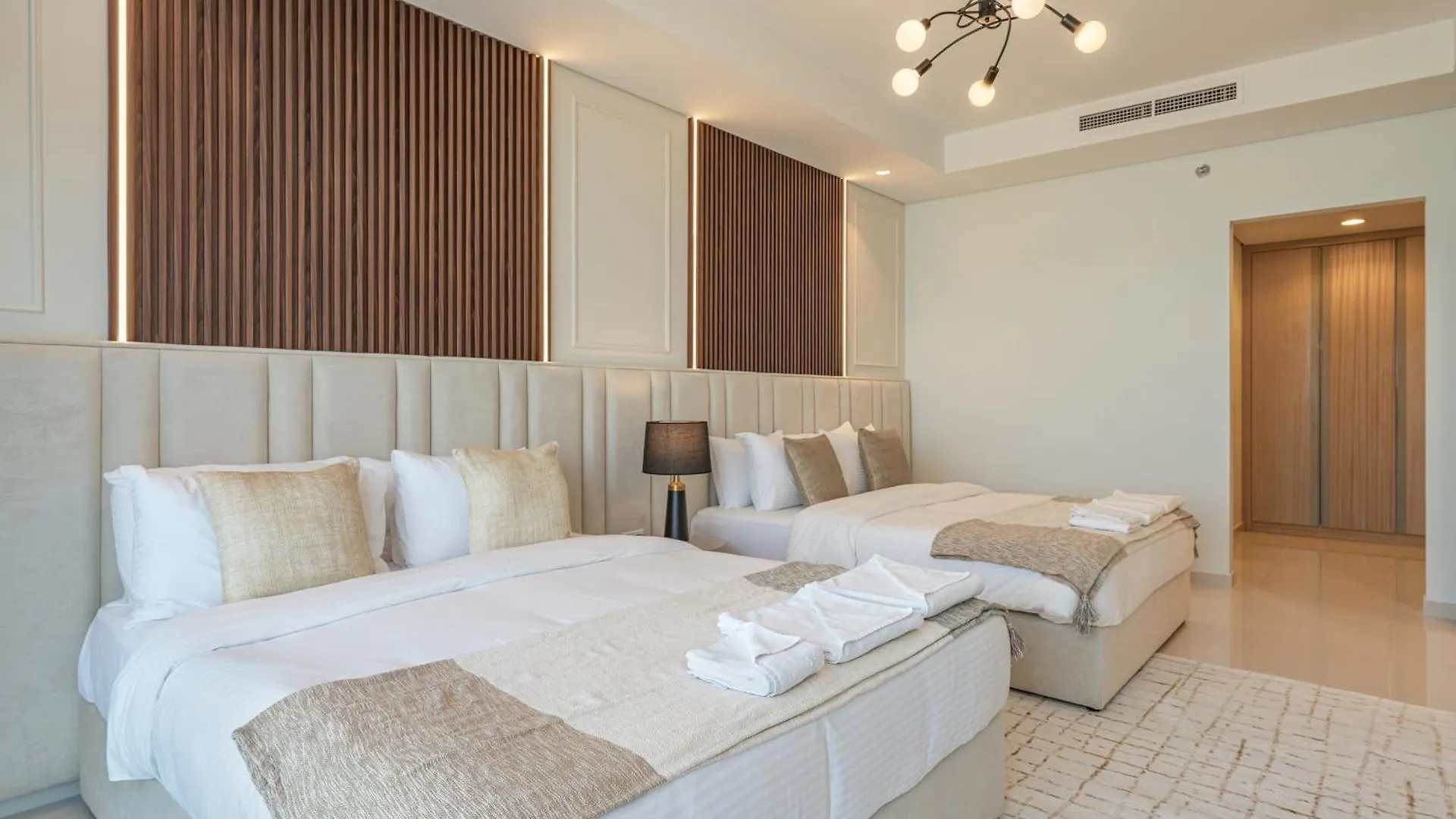 3 Bedroom - Pool Access - 7 Mins To Dubai Mall - Sun Set View 0*,  United Arab Emirates
