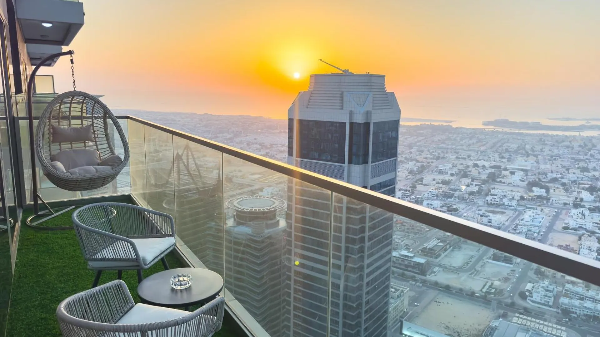 3 Bedroom - Pool Access - 7 Mins To Dubai Mall - Sun Set View 0*,  United Arab Emirates