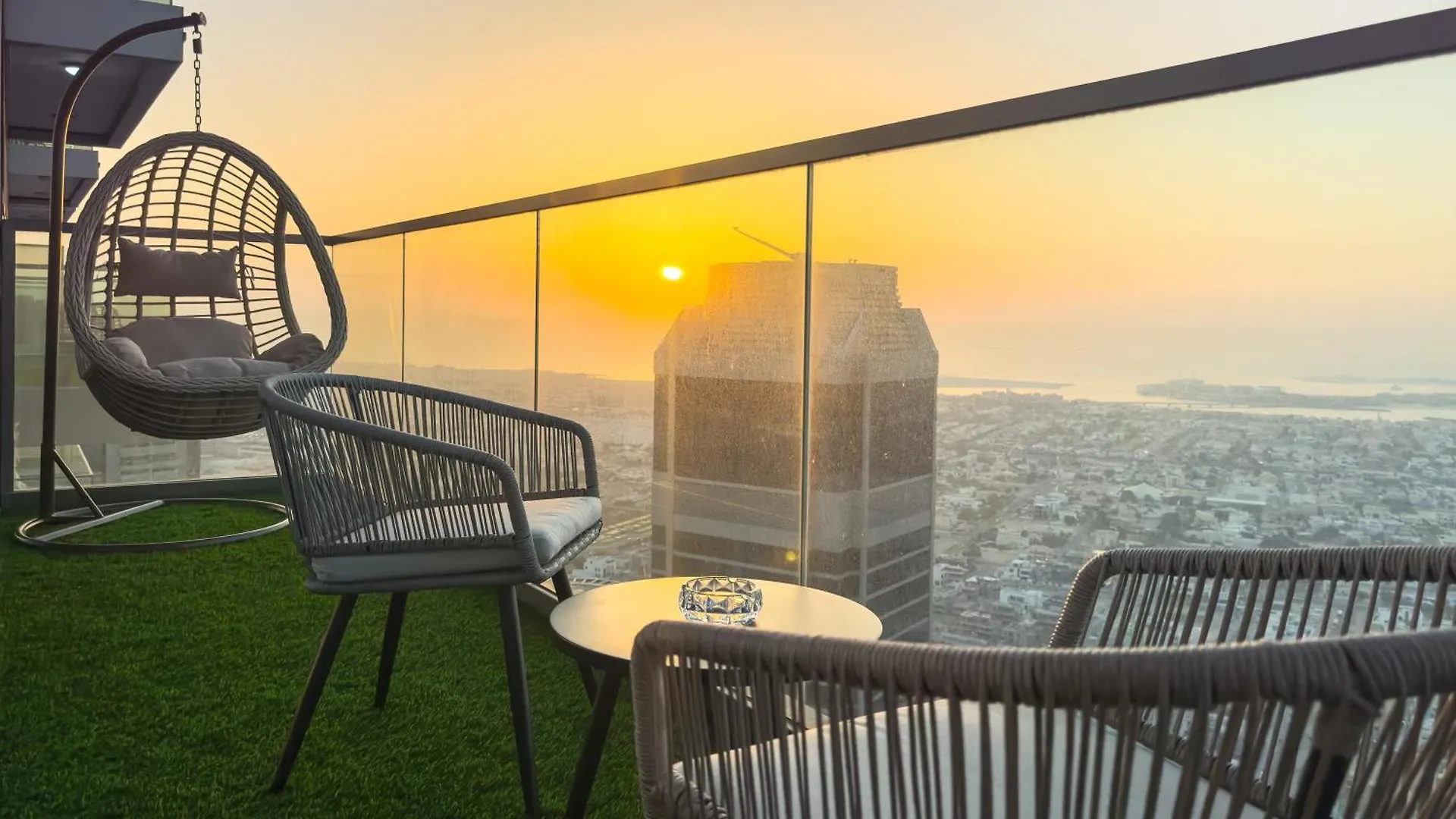 3 Bedroom - Pool Access - 7 Mins To Dubai Mall - Sun Set View Apartment